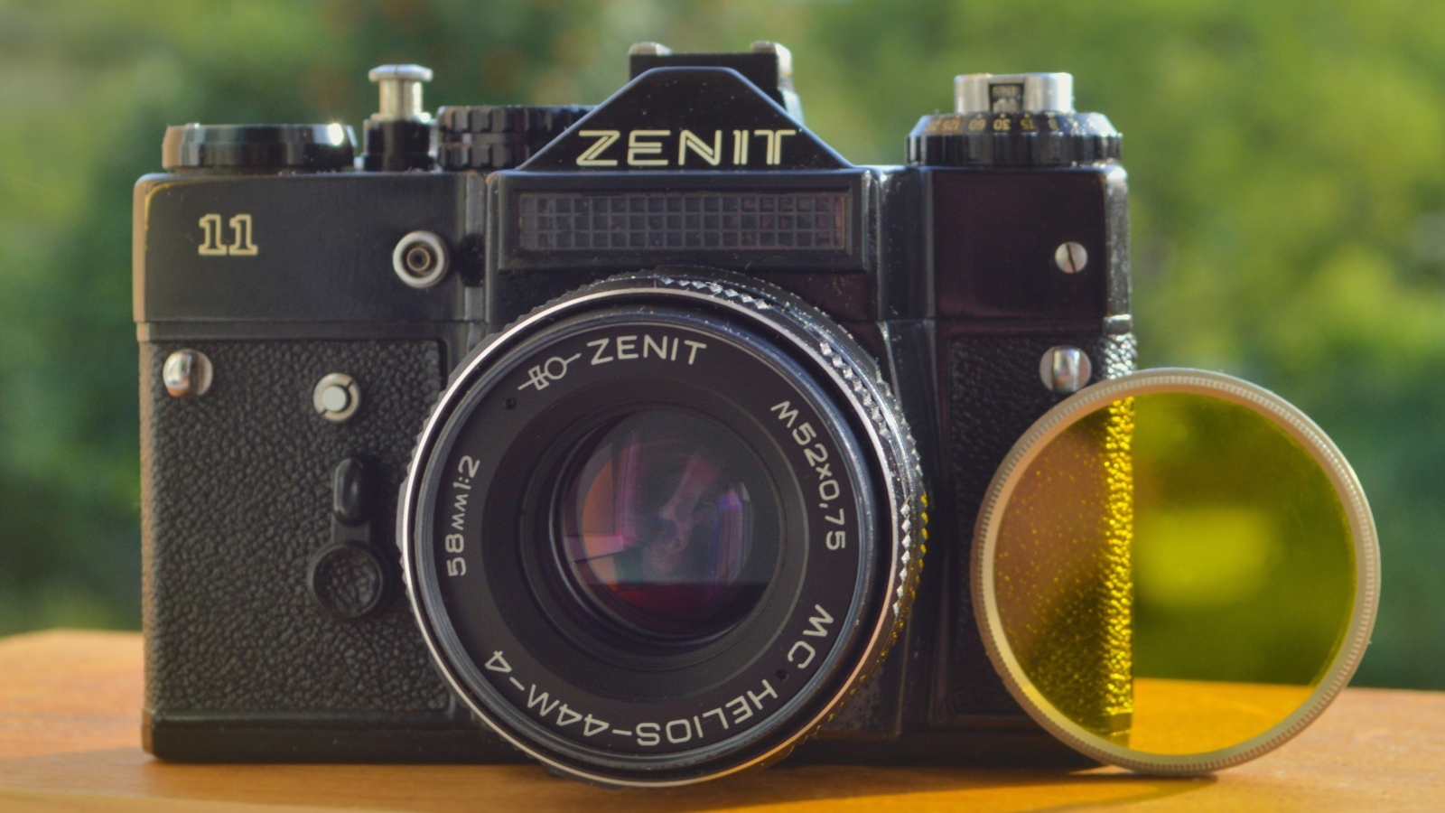 Старый фотоаппарат зенит на столе крупным планом