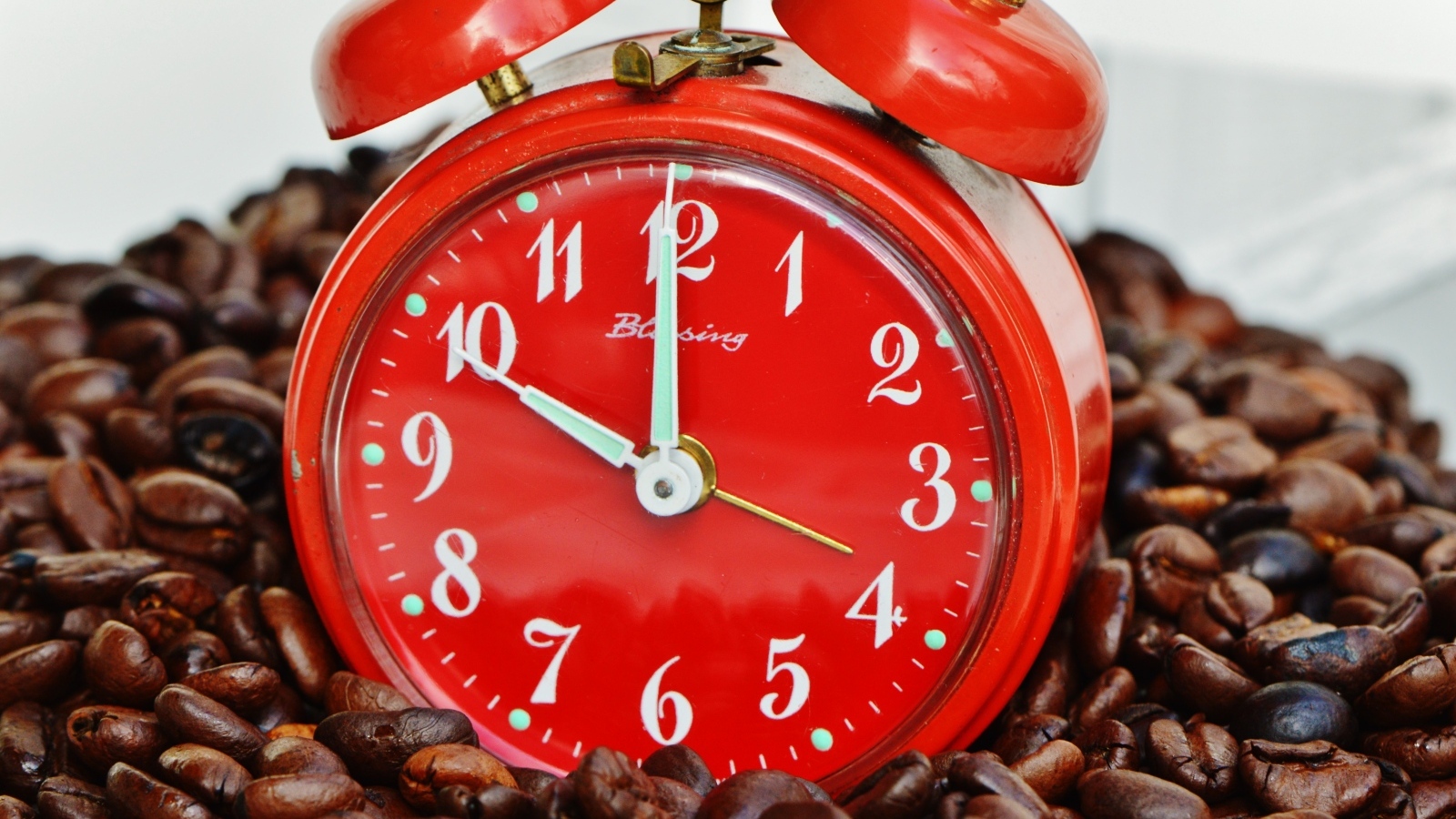 Красный будильник с зернами кофе 