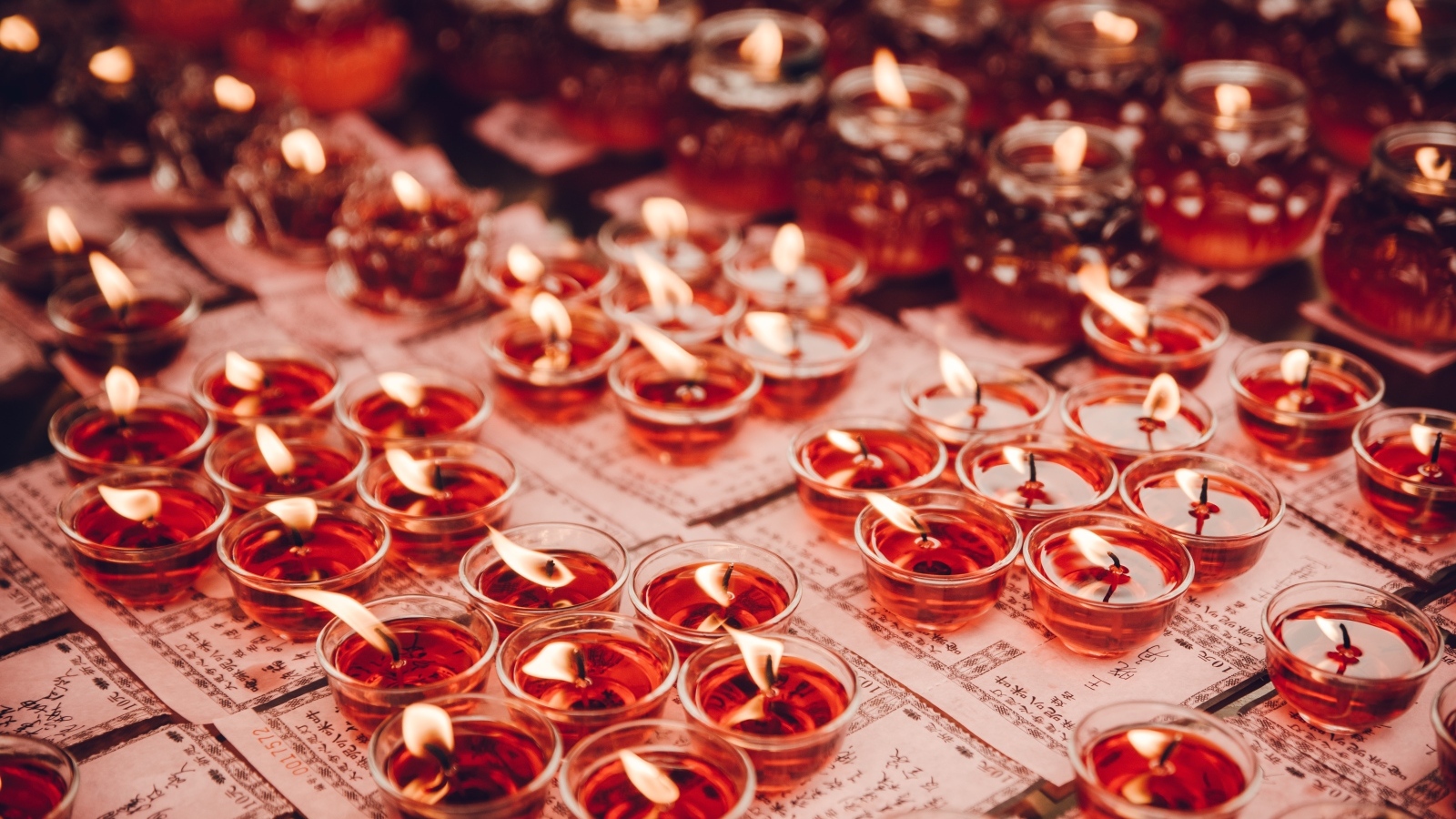 Маленькие зажженные ароматные красные свечи