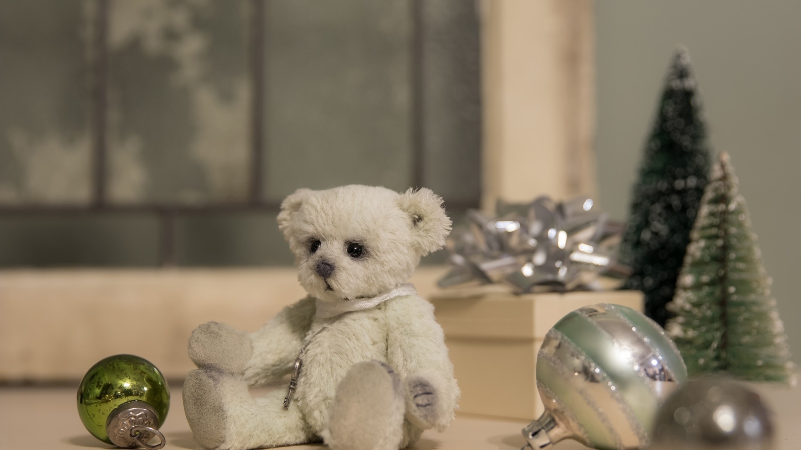 Игрушечный медвежонок с шариками