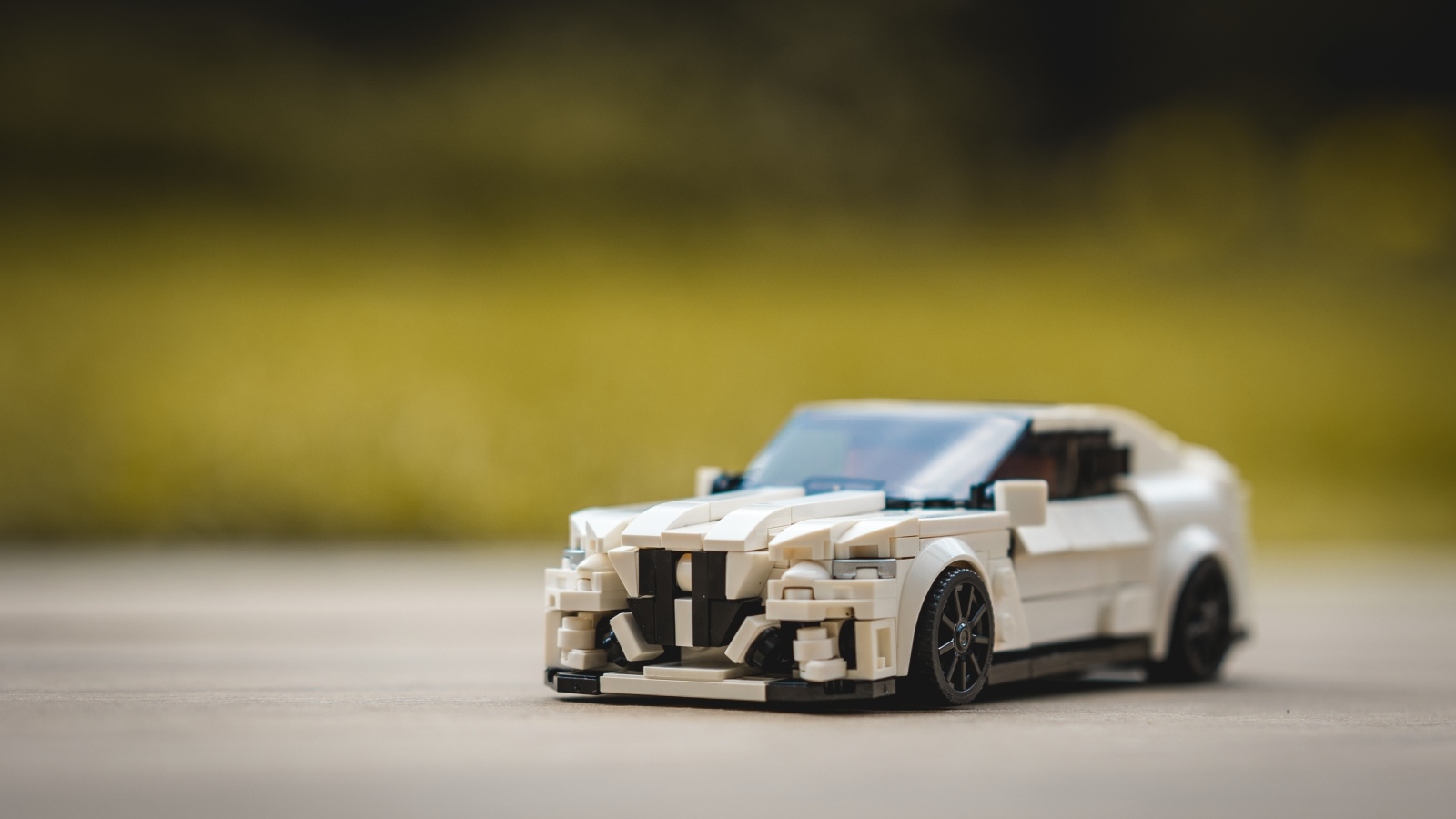 Игрушечная машинка крупным планом