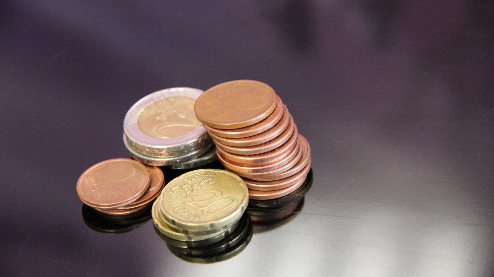 Монеты евро на сером столе