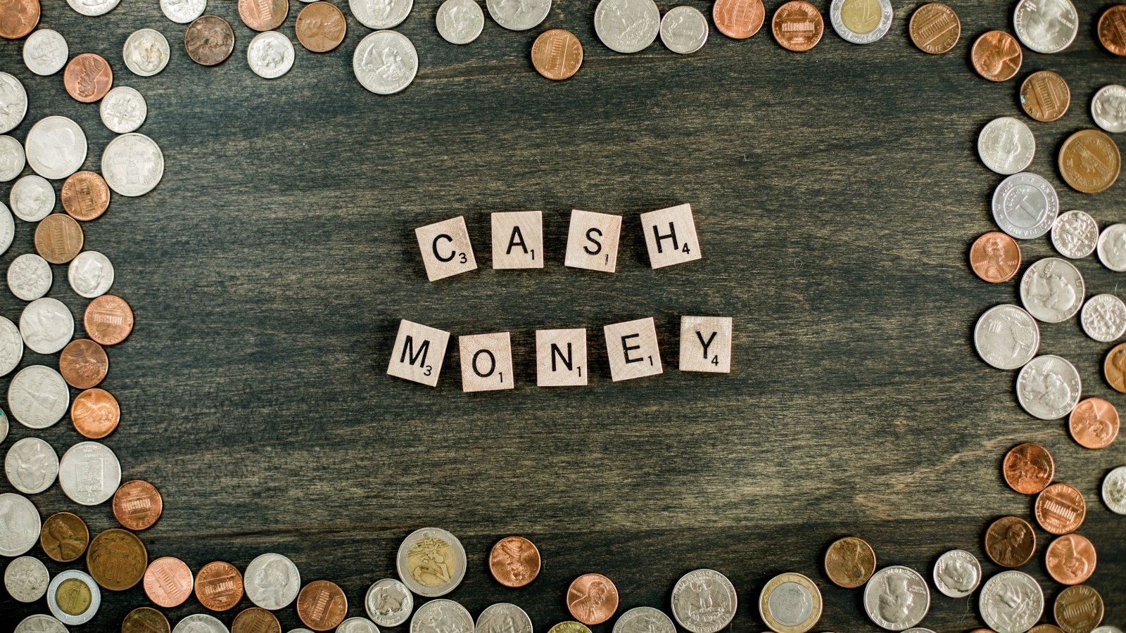 Много монет и кубики на столе