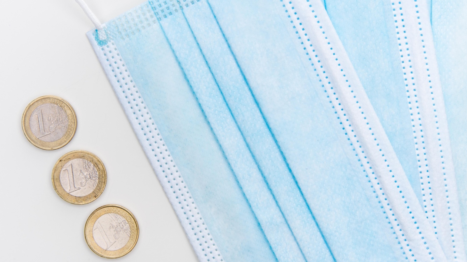 Медицинские маски с монетами евро