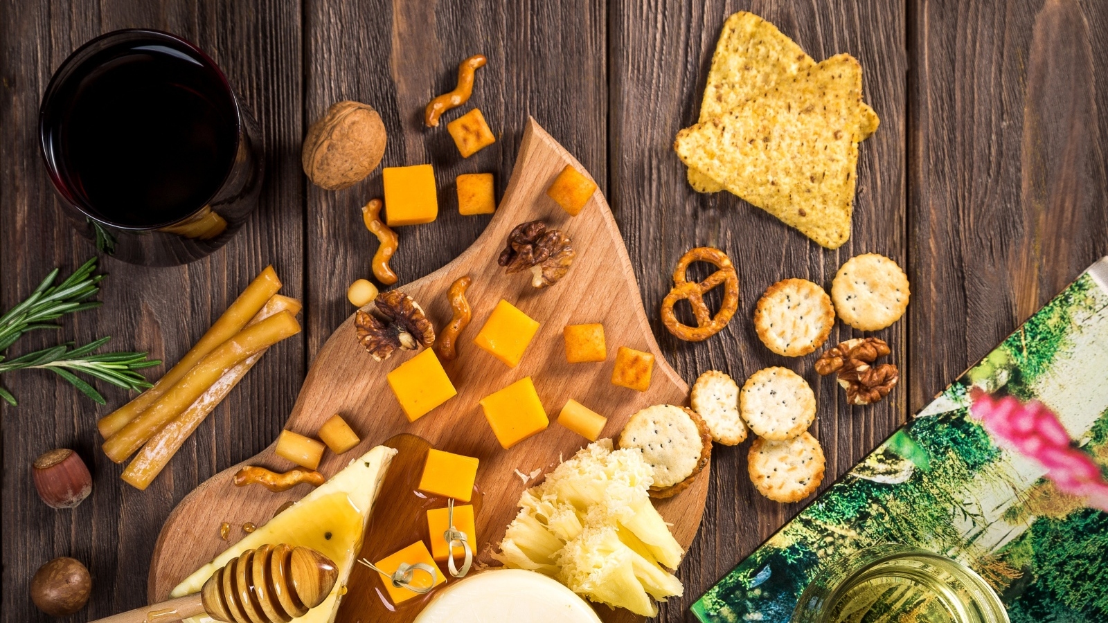 Аппетитное печенье крекер с сыром на столе