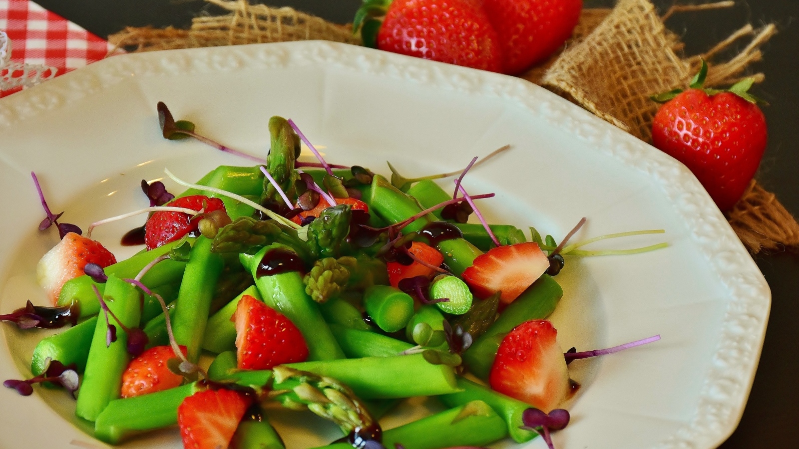 Спаржа в тарелке с клубникой