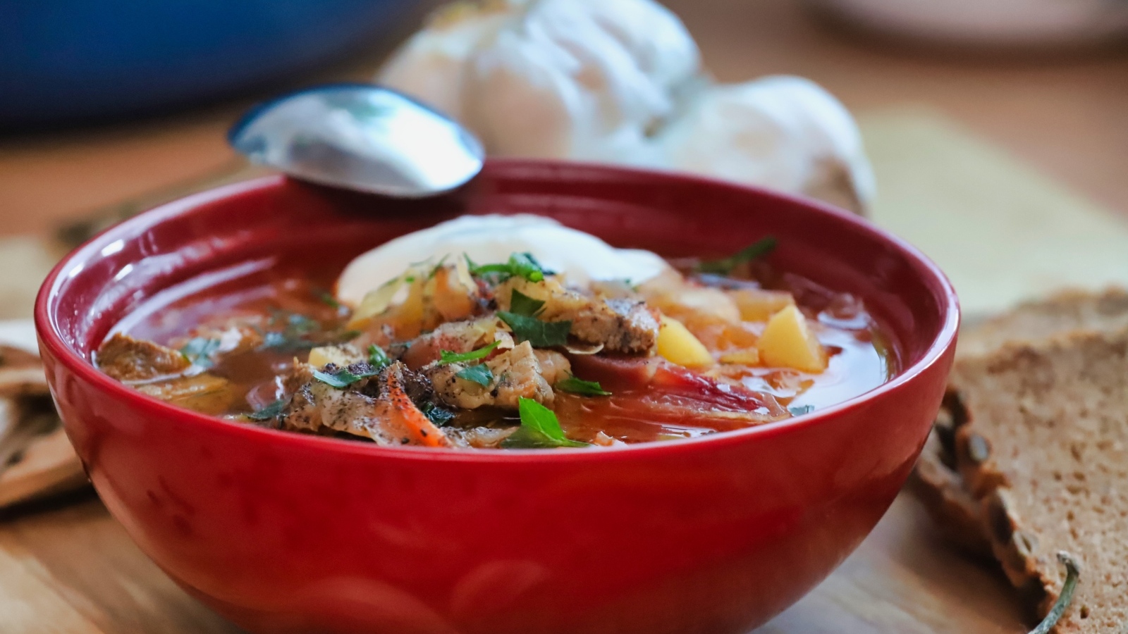 Борщ с мясом на столе с чесноком