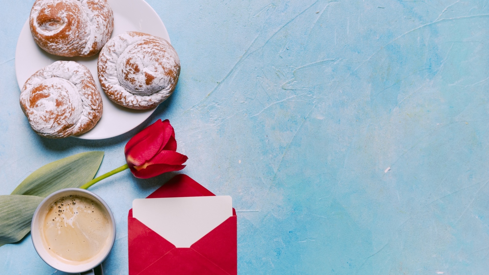 Булочки, кофе, тюльпан и письмо на голубом фоне
