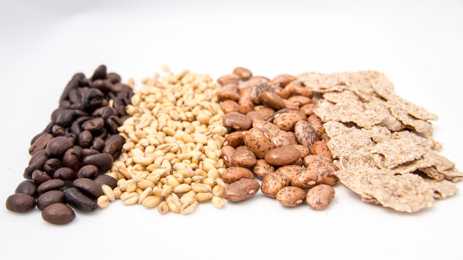 Хлопья и фасоль на белом фоне