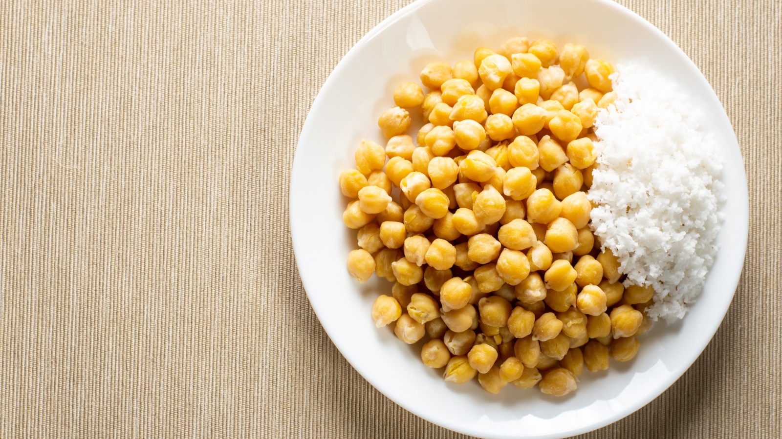Нут с рисом на большой белой тарелке