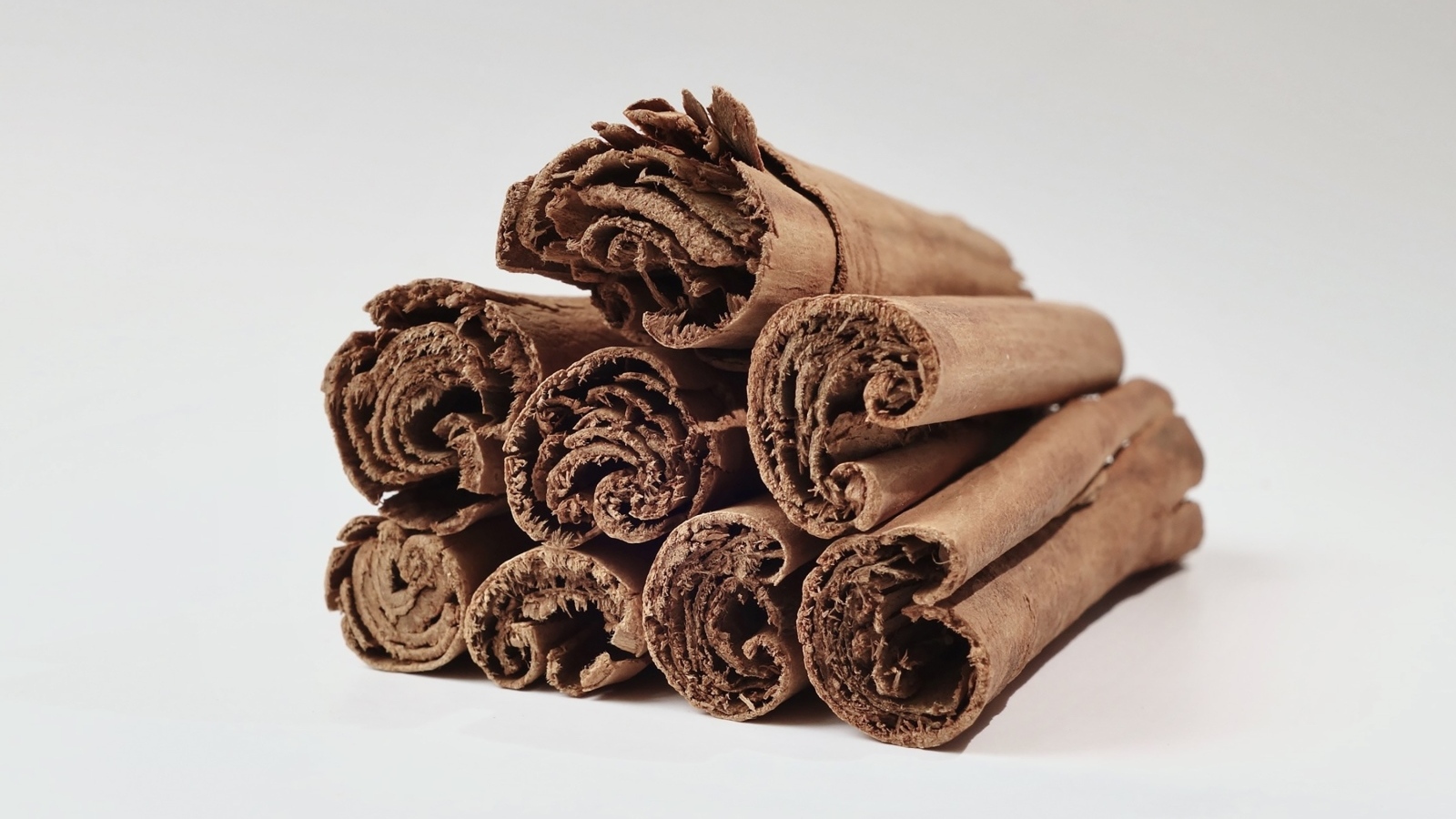 Корица на сером фоне