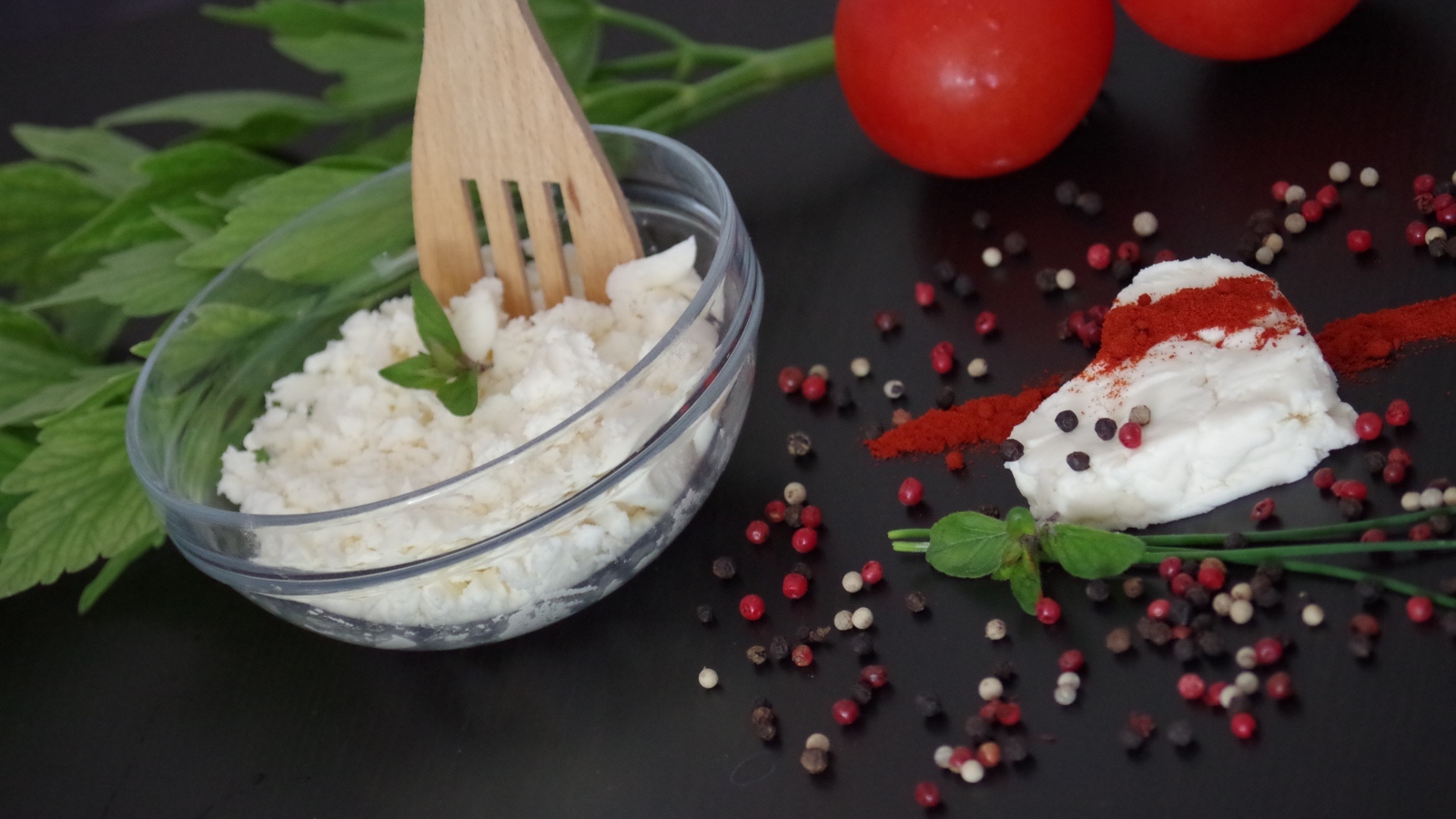 Творог на столе с петрушкой и помидорами