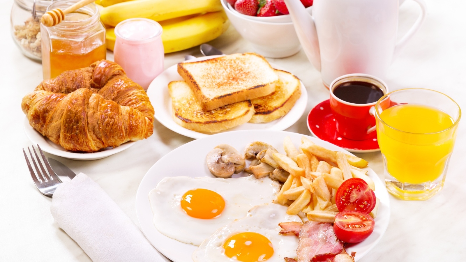 Вкусный сытный завтрак на столе