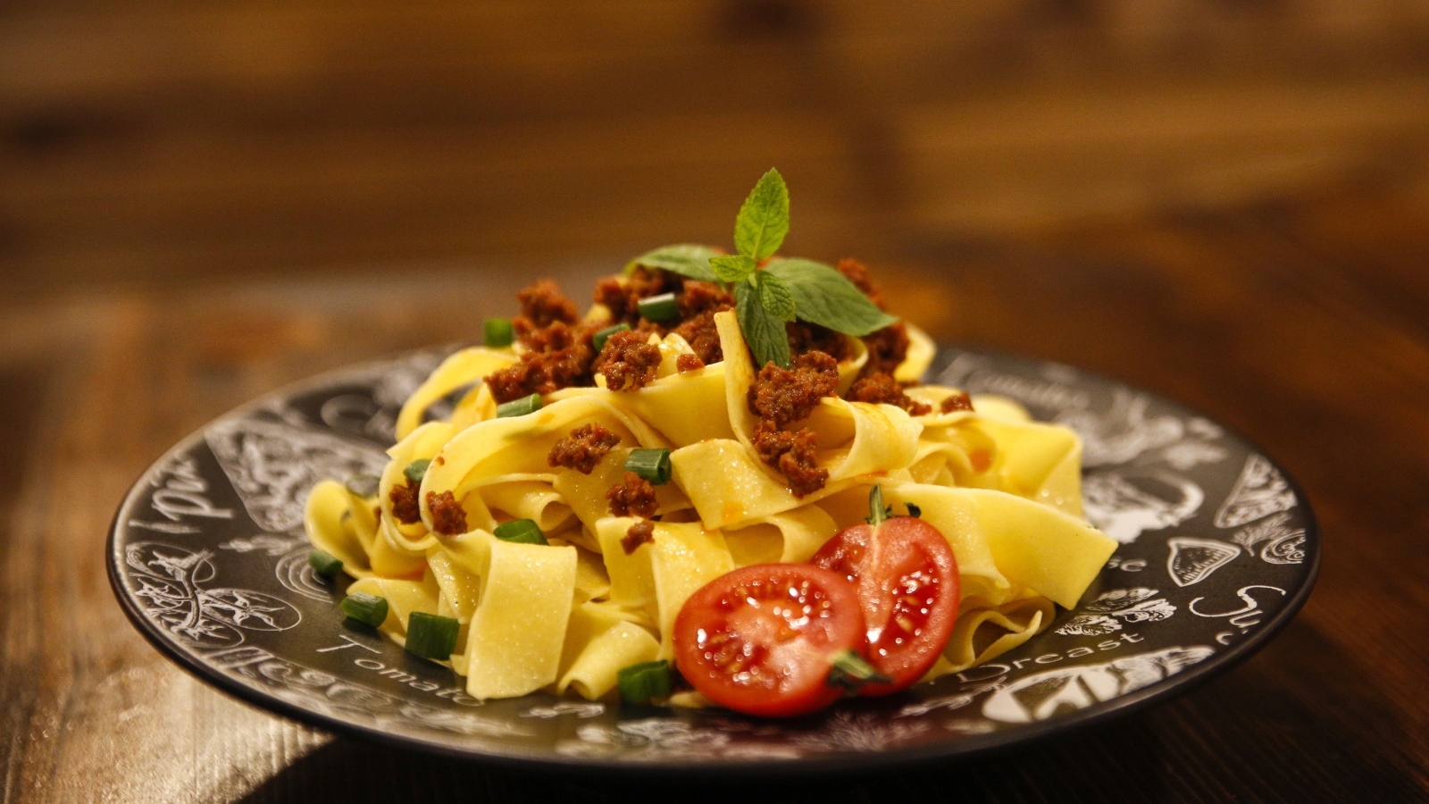 Феттучини с помидорами и фаршем