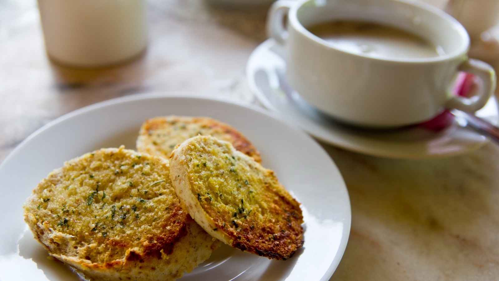 Ароматные чесночные гренки на тарелке на завтрак
