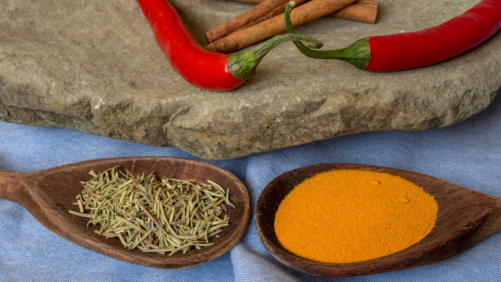 Ароматные специи с красным перцем и корицей на столе