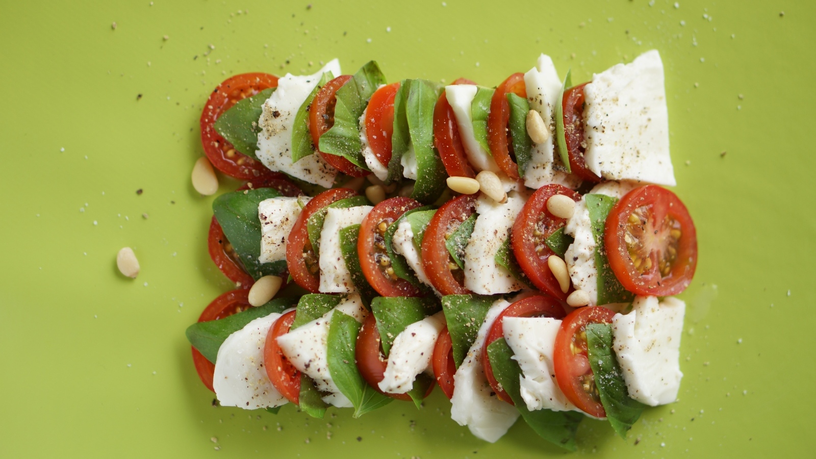 Греческий салата на зеленой тарелке