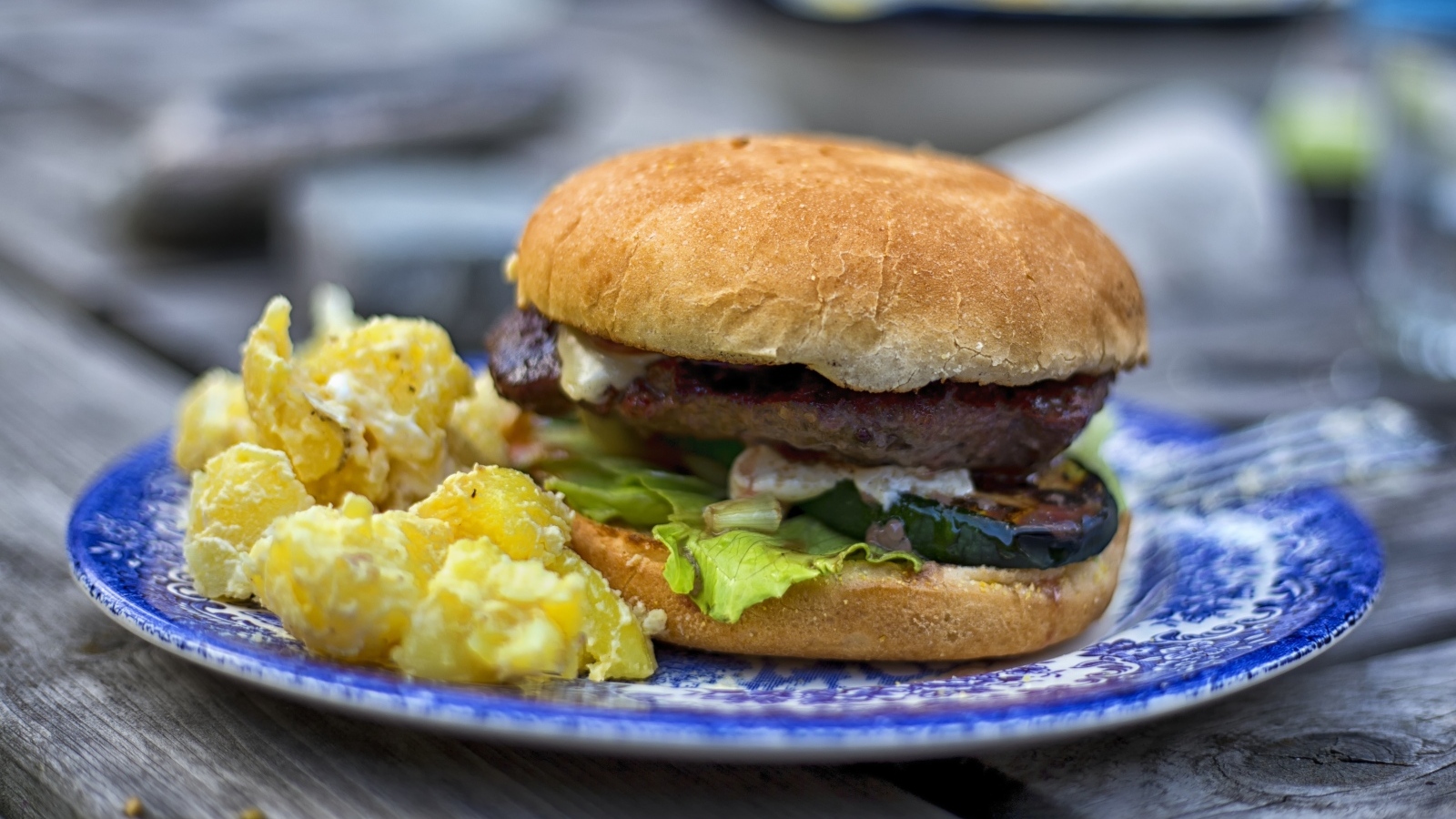 Гамбургер на тарелке с картофелем