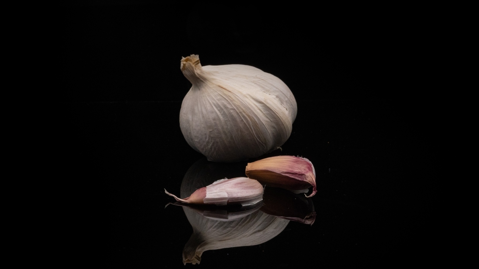 Головка чеснока на черном фоне