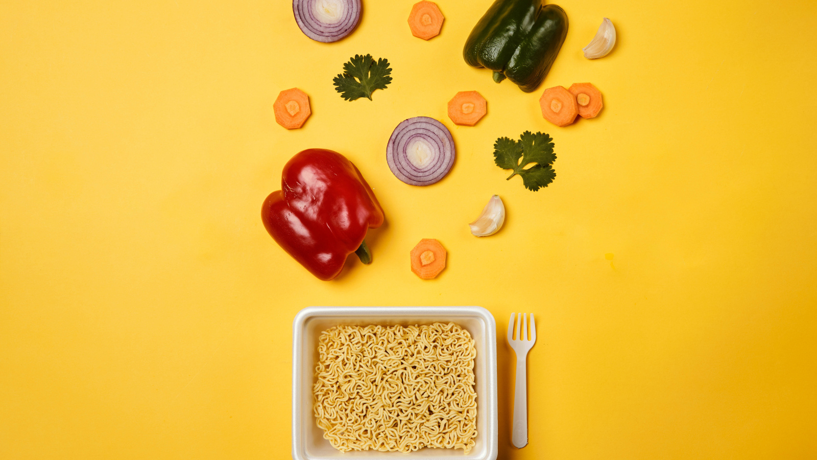 Вермишель быстрого приготовления на столе с овощами