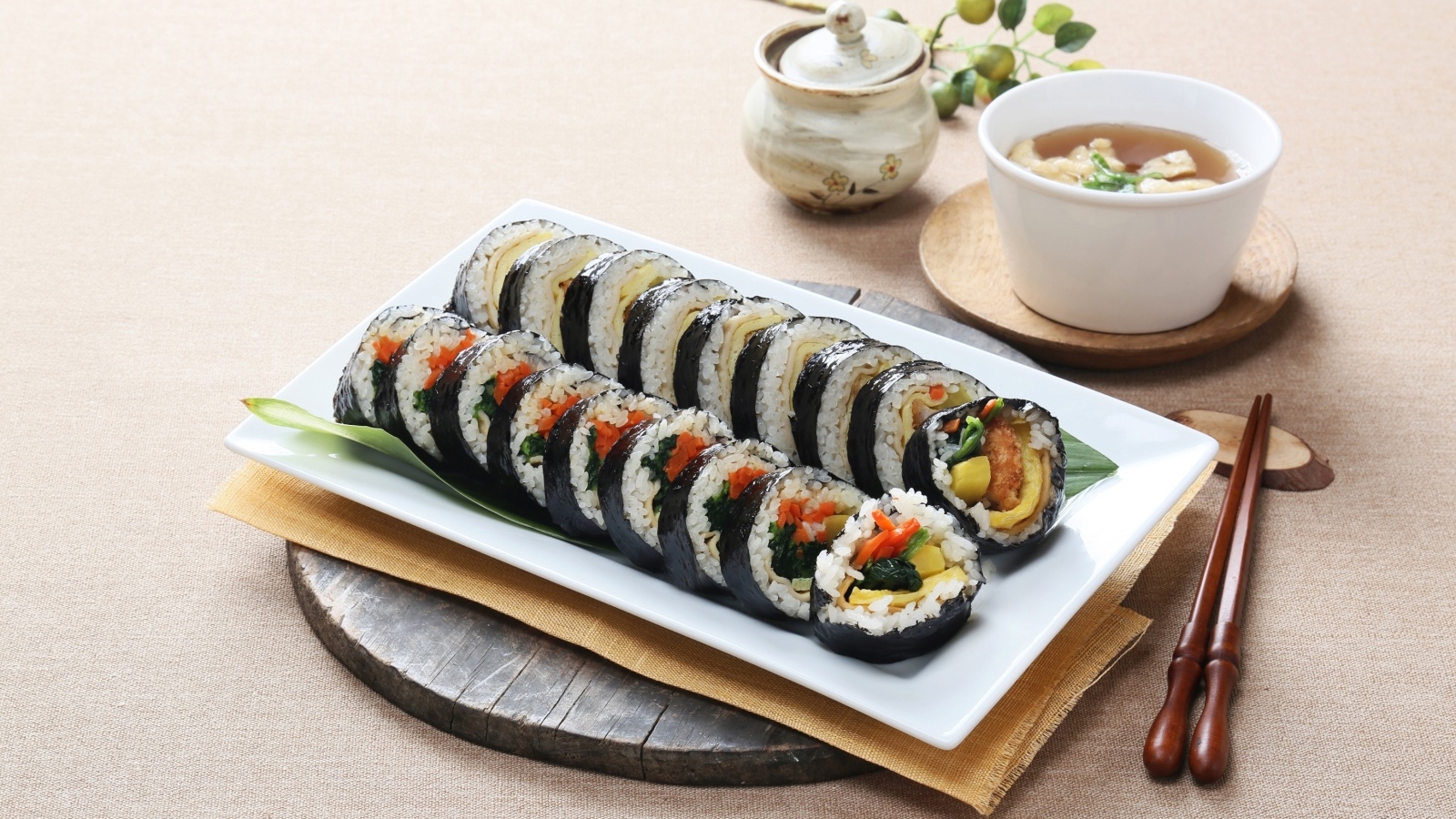 Японские суши на столе с чаем