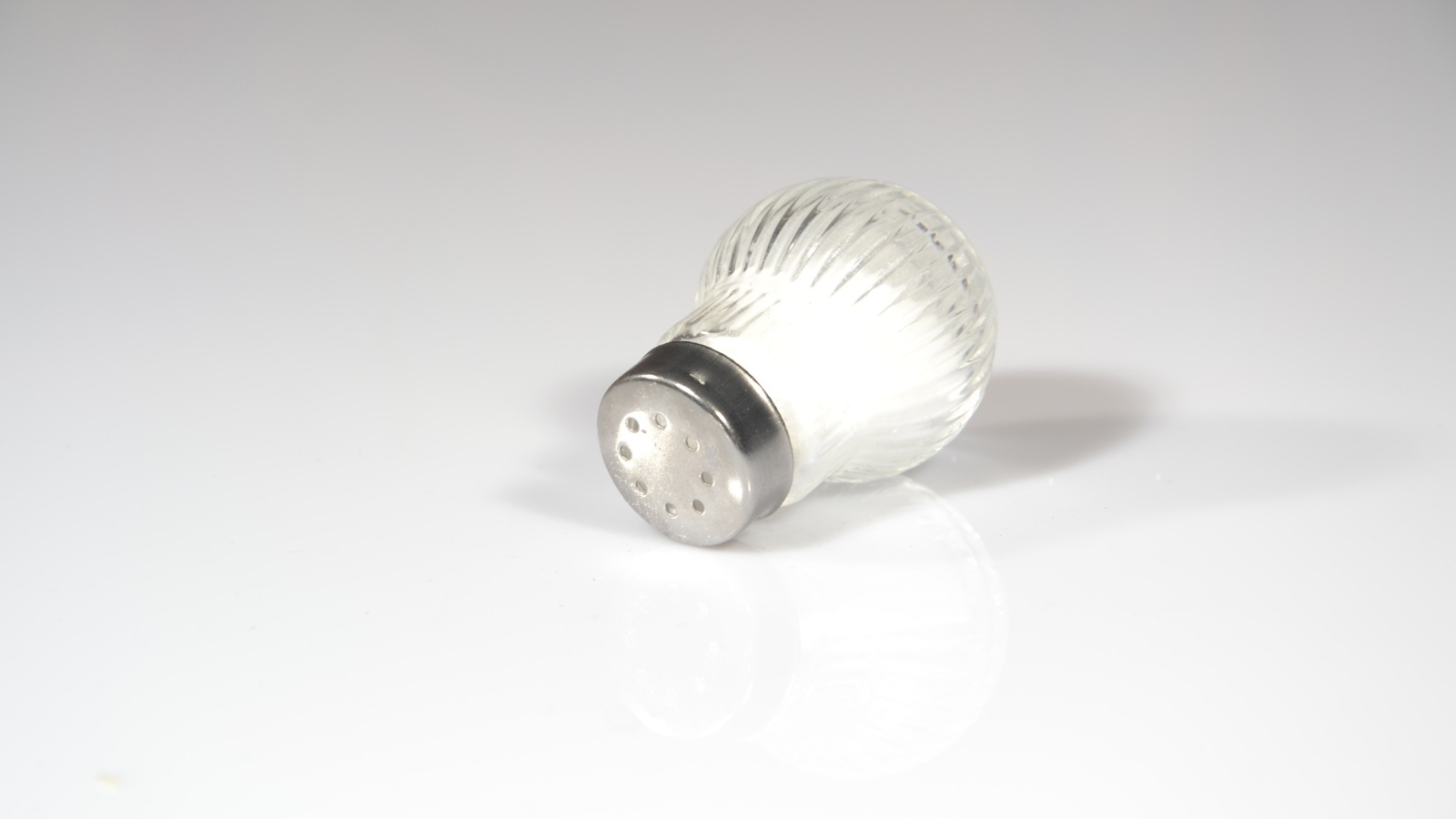 Баночка с солью на сером фоне