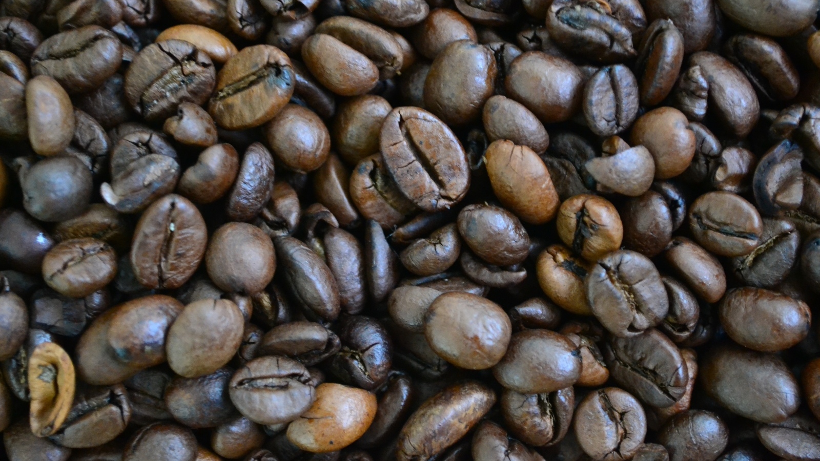 Большие ароматные жареные зерна кофе