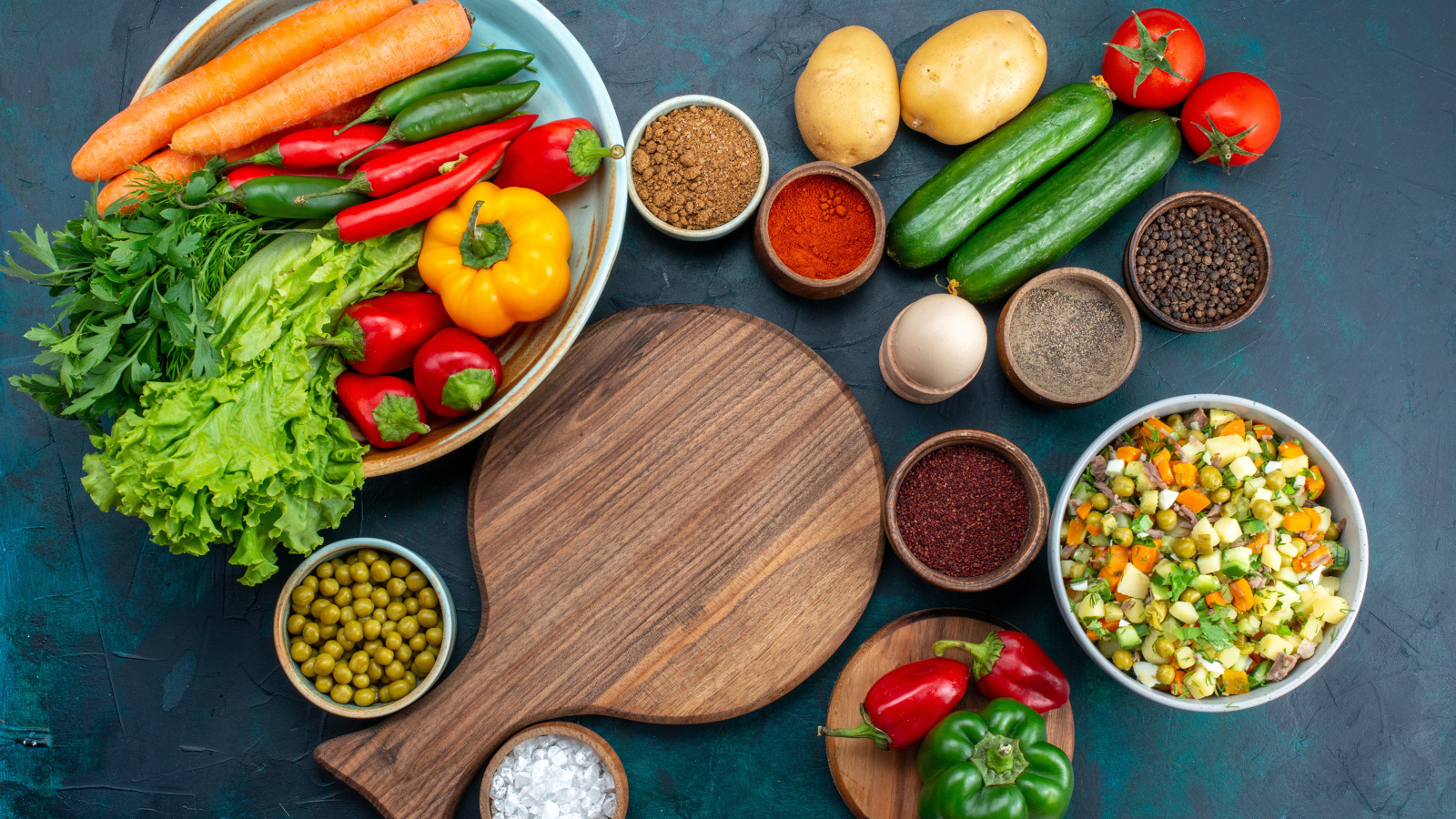 Много овощей со специями на столе с салатом