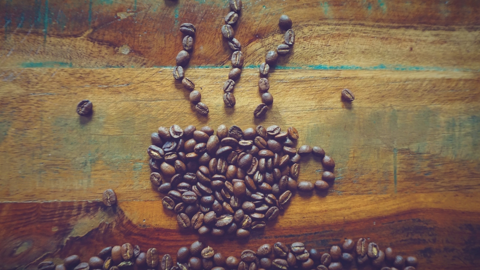 Кружка выложена из зерен кофе