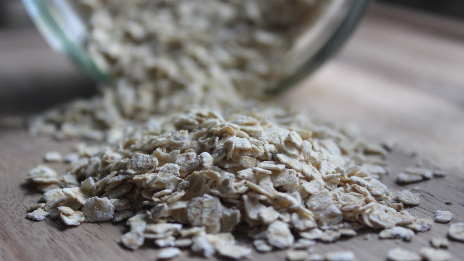 Овсяные хлопья рассыпаны на столе