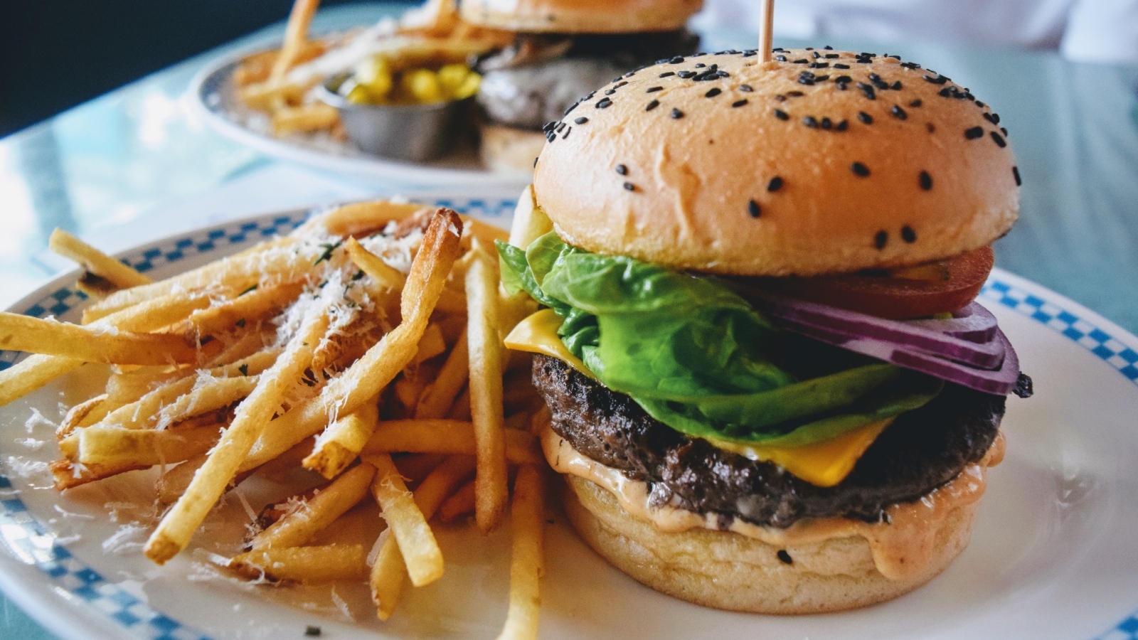 Тарелка с гамбургером и картофелем фри