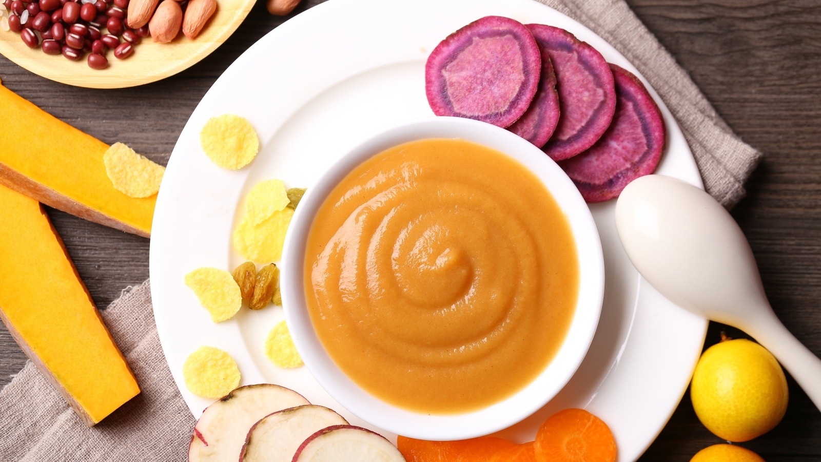 Тыквенное пюре с овощами на столе