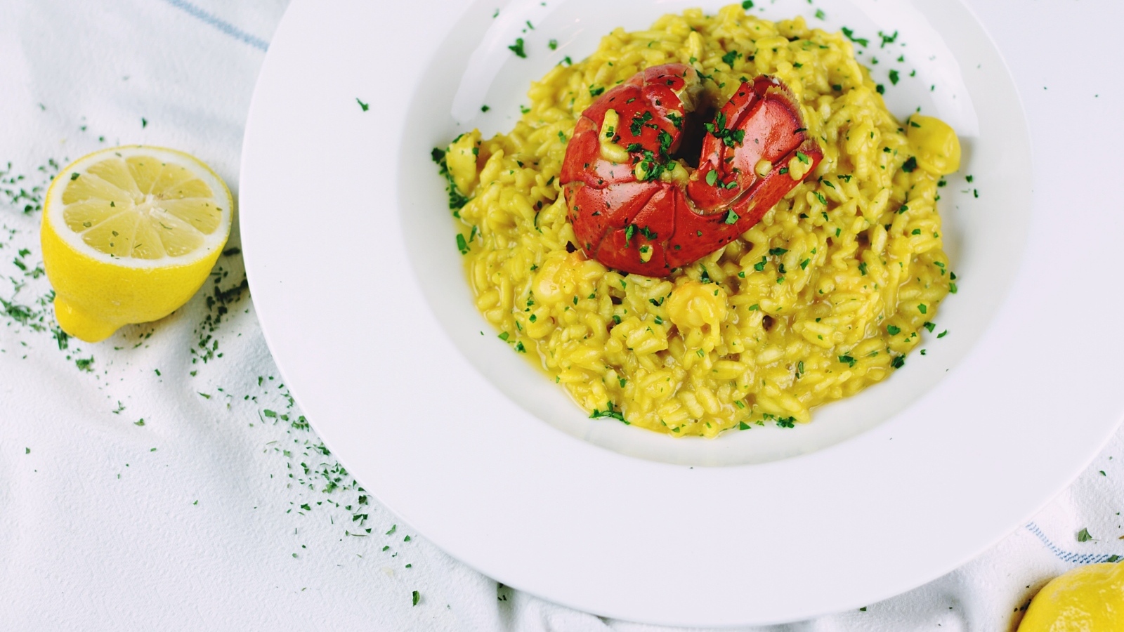 Рис с креветкой на столе с лимоном