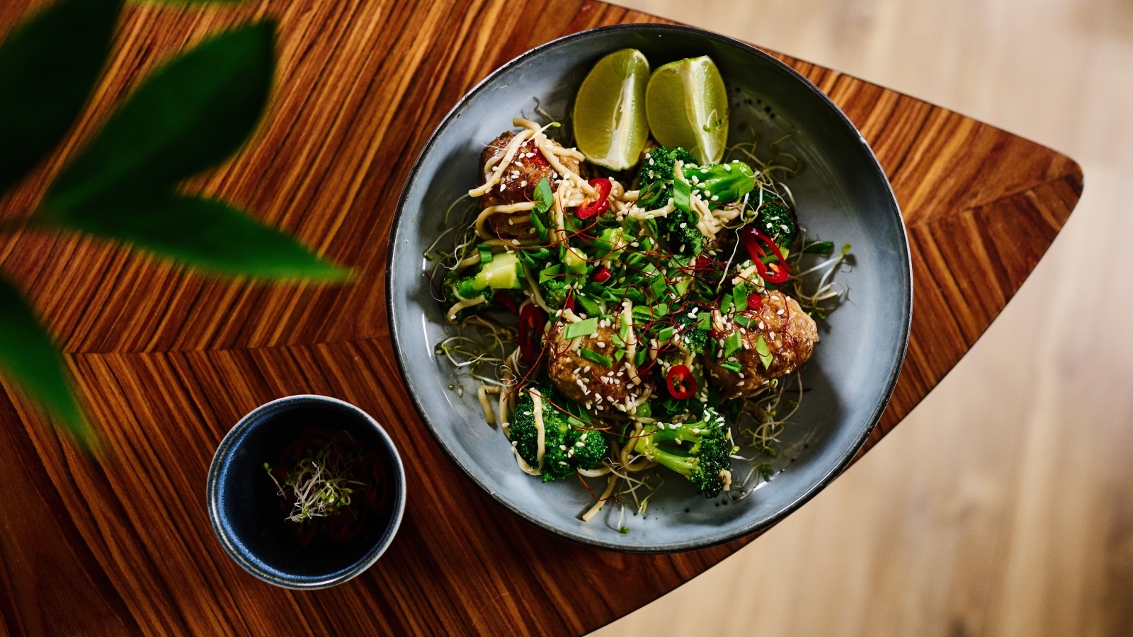 Салат на тарелке с кусочками лайма