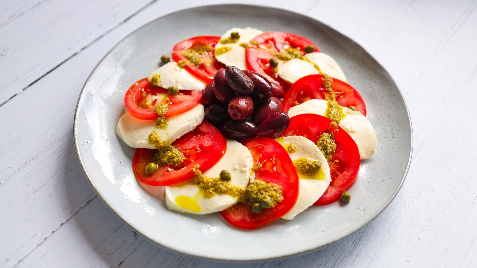 Салат с сыром моцарелла, помидорами и маслинами