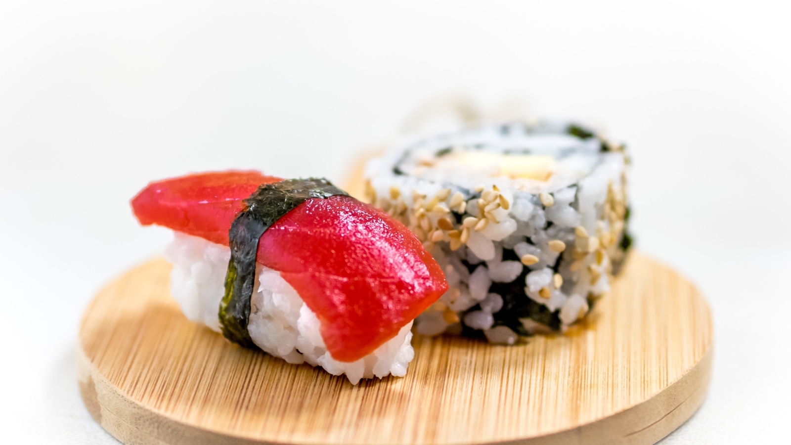 Суши на доске на белом фоне