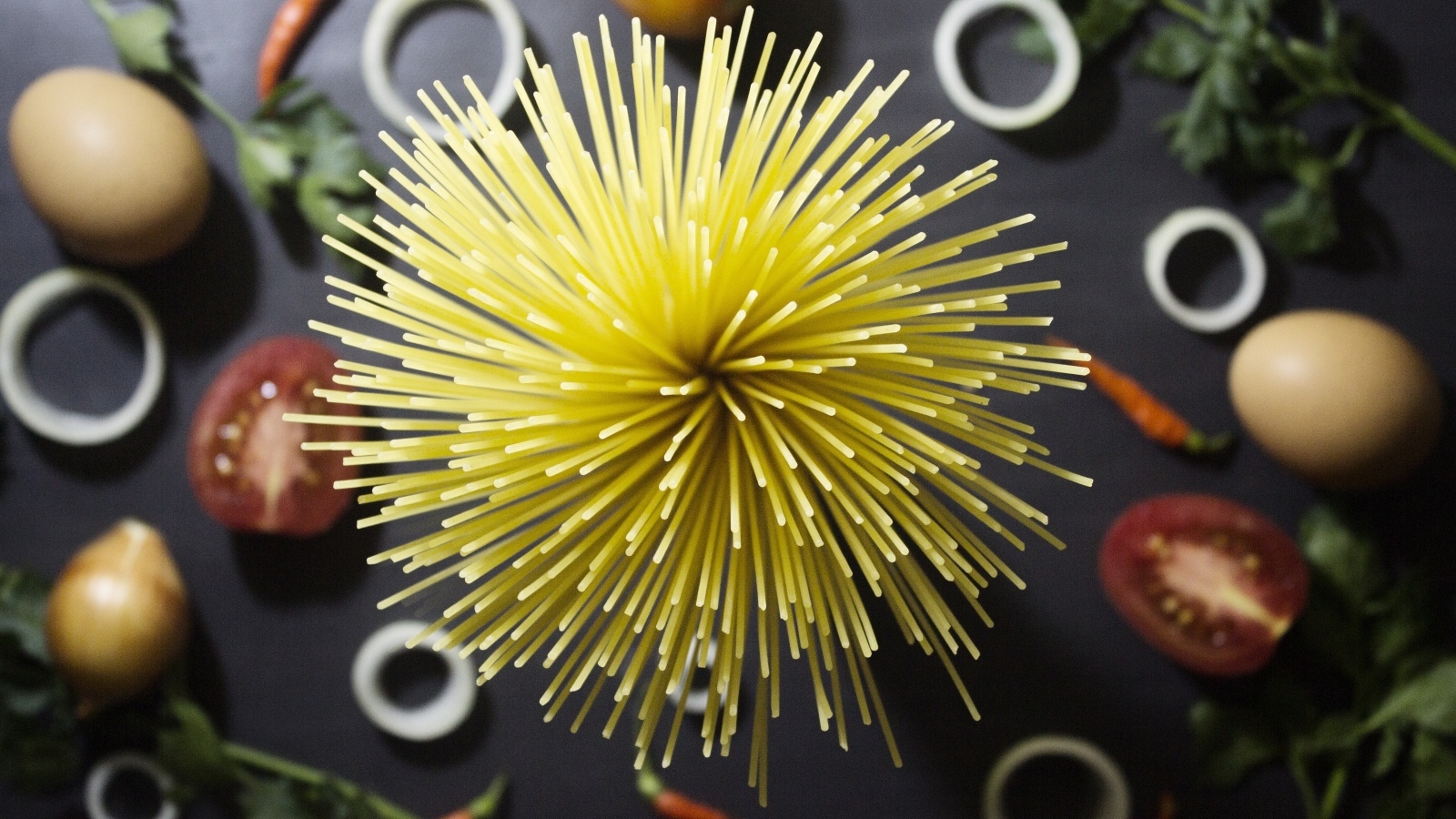 Вид сверху на спагетти и овощи