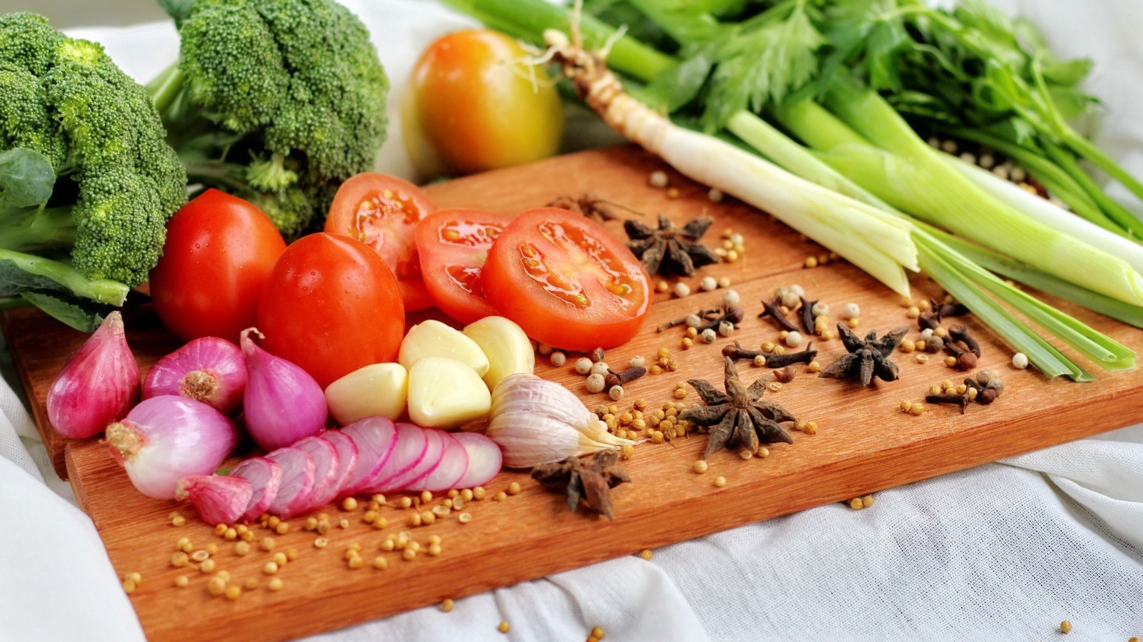 Овощи с зеленью на разделочной доске 