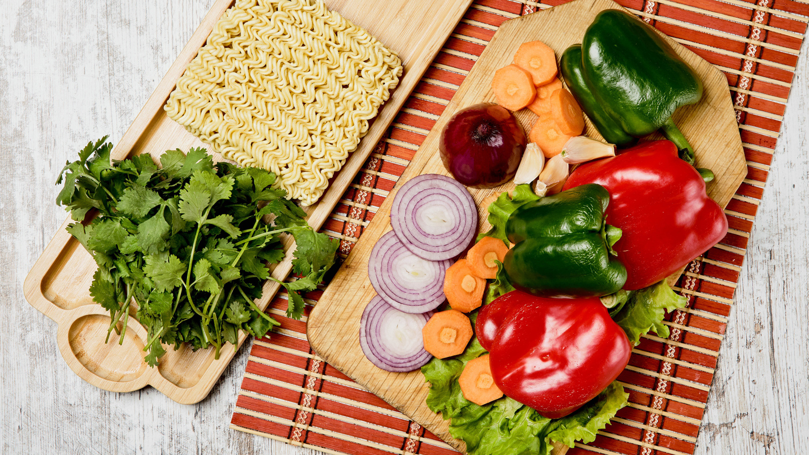 Вермишель с овощами и зеленью на столе