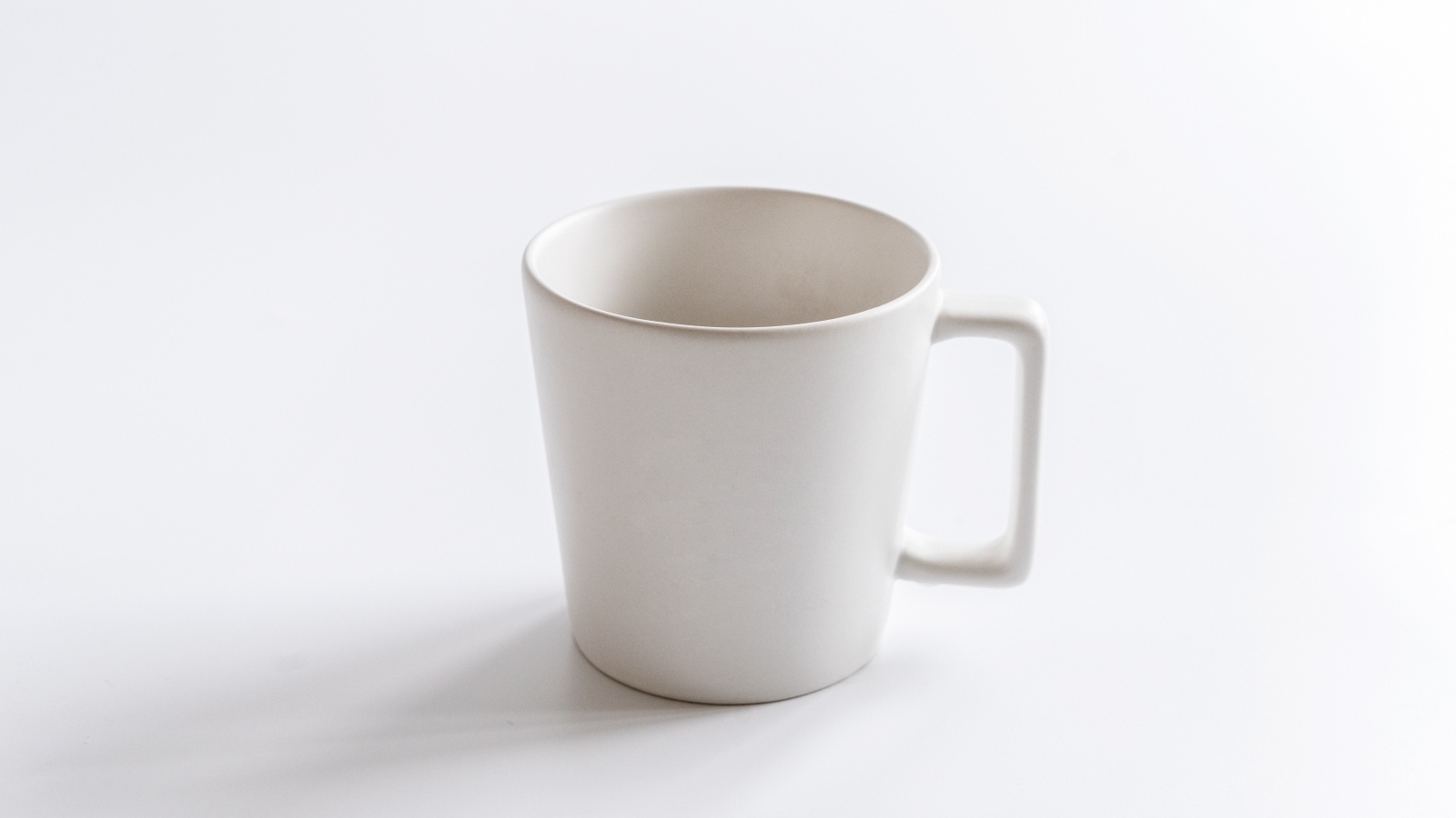 Белая кружка крупным планом