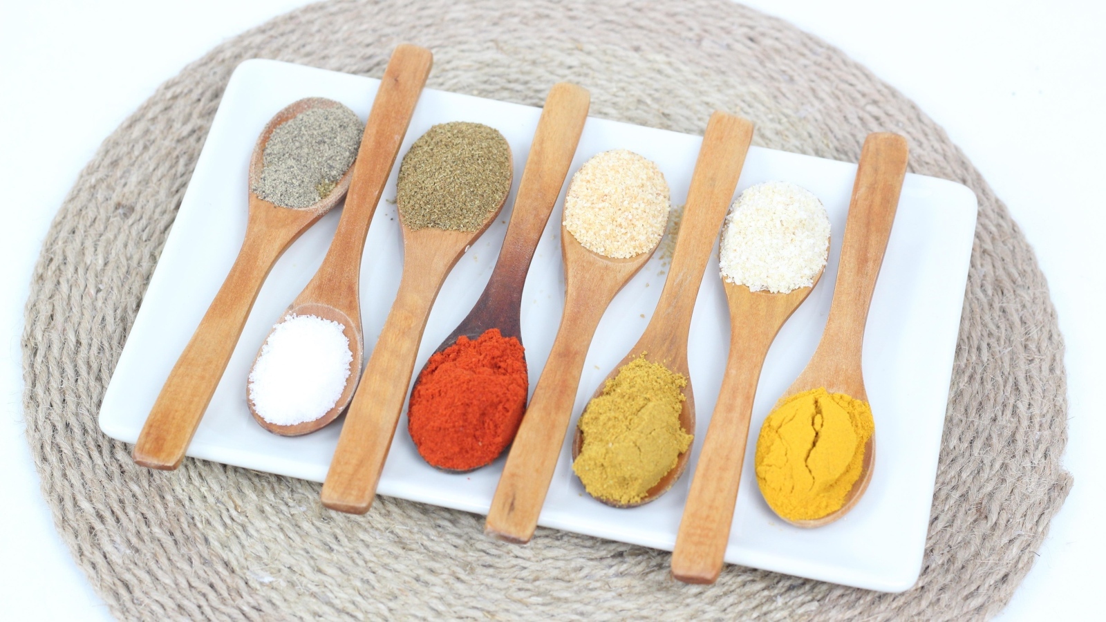 Деревянные ложки с пряными специями на салфетке 