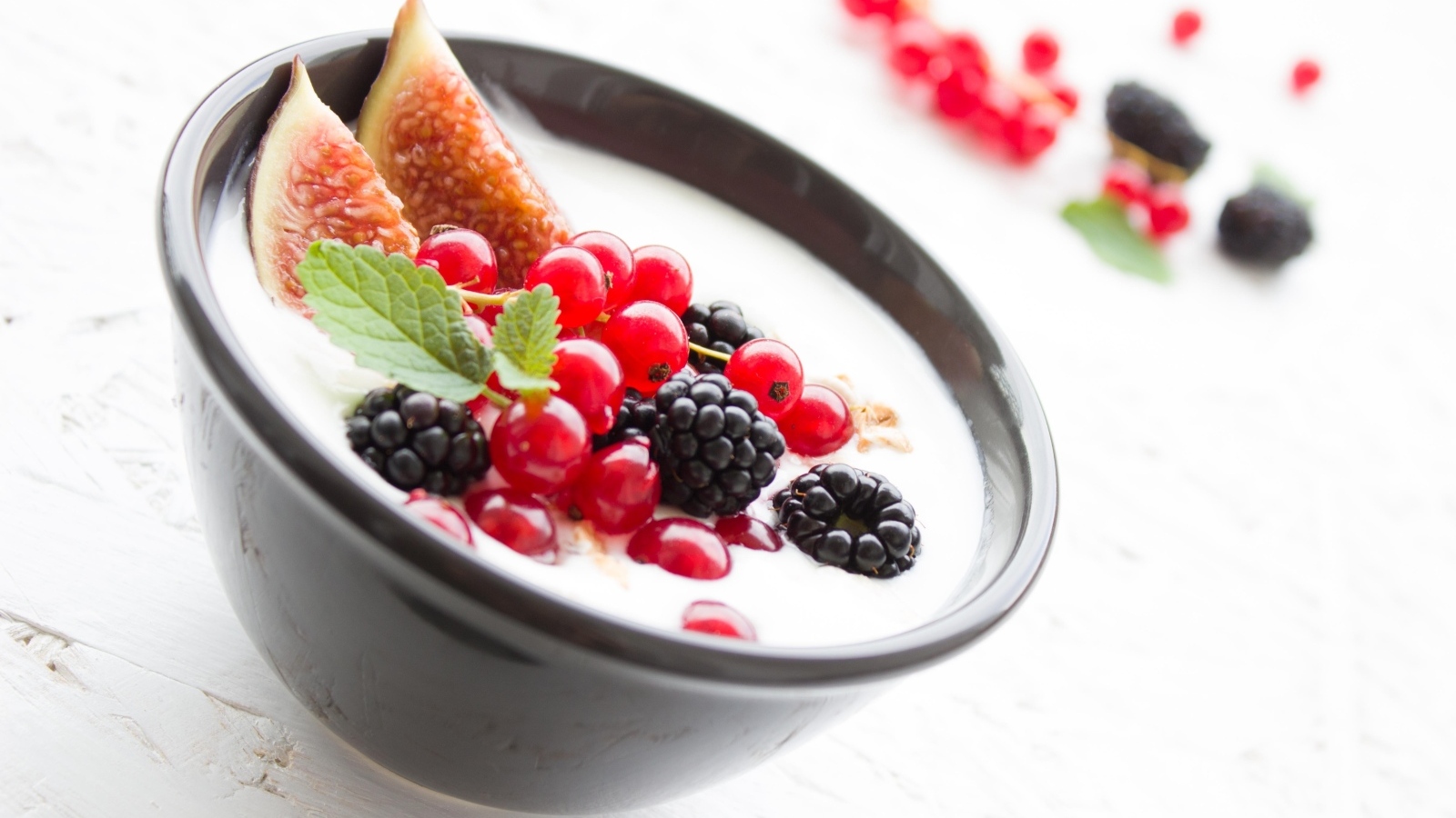 Йогурт с ягодами на столе