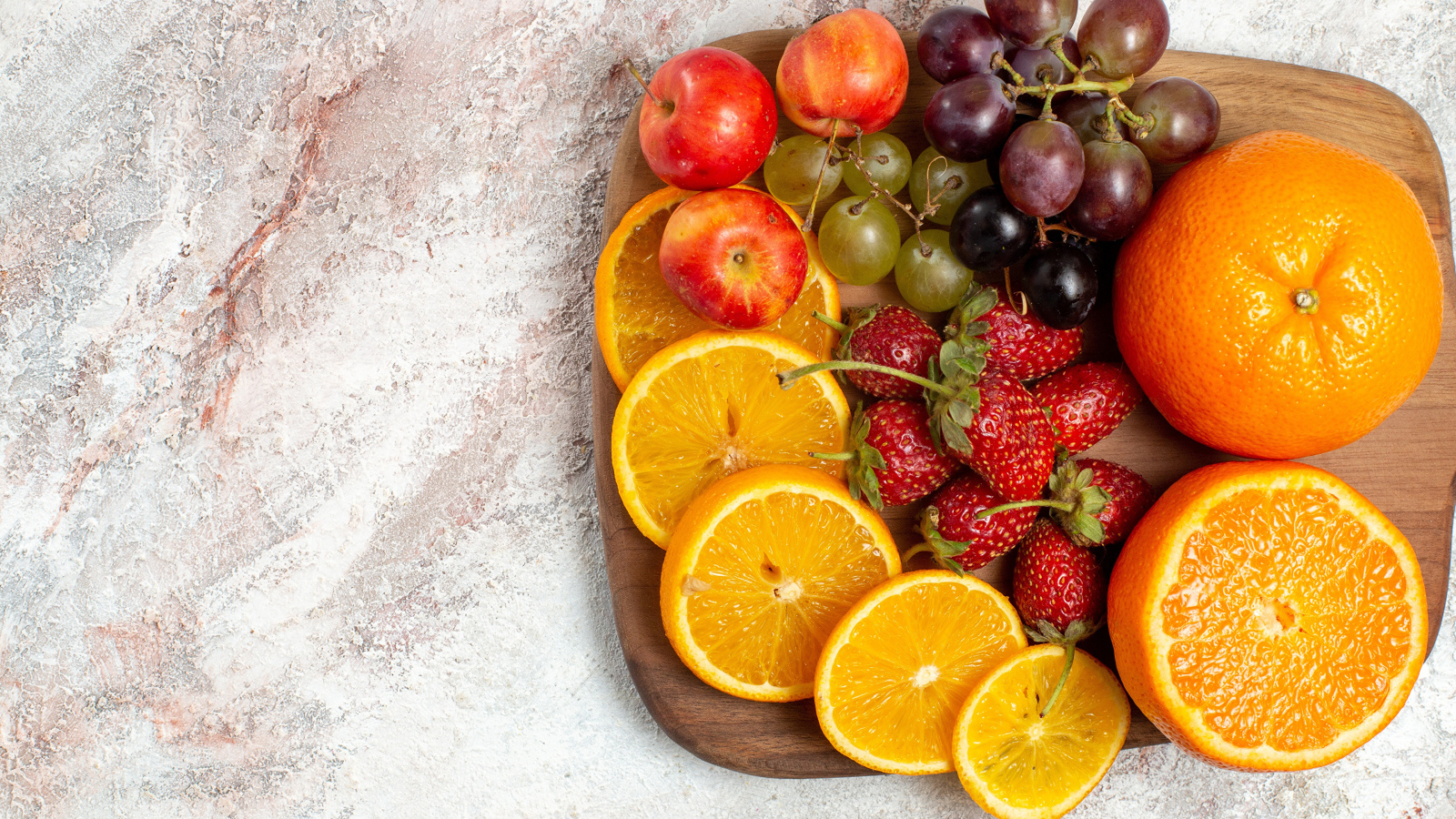 Аппетитные фрукты на доске манят ароматом