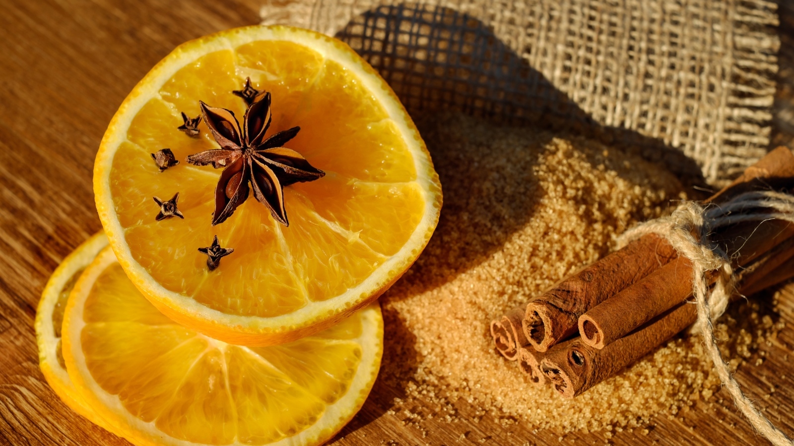 Ароматный апельсин с корицей и сахаром