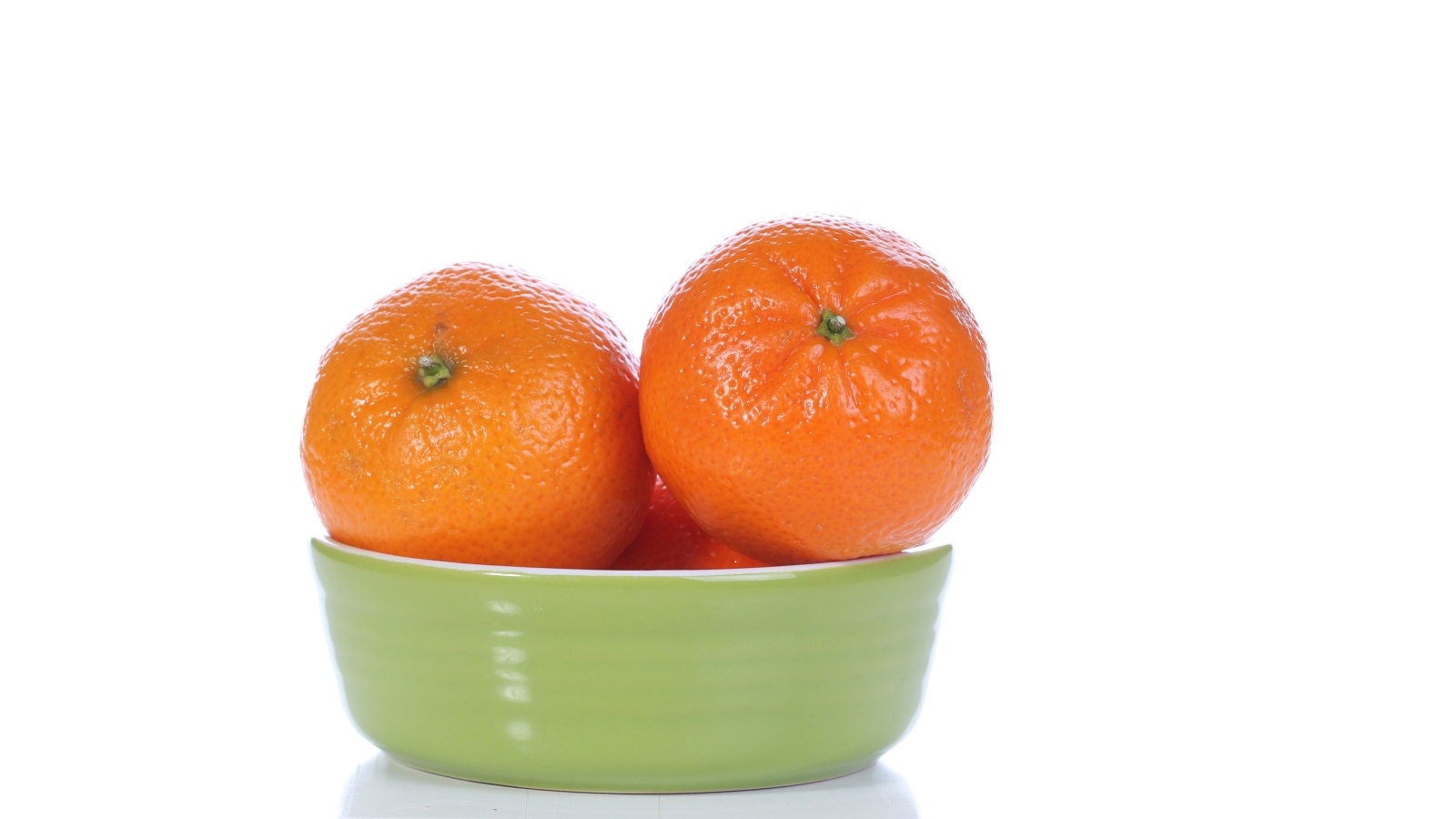 Красивые мандарины в миске на белом фоне