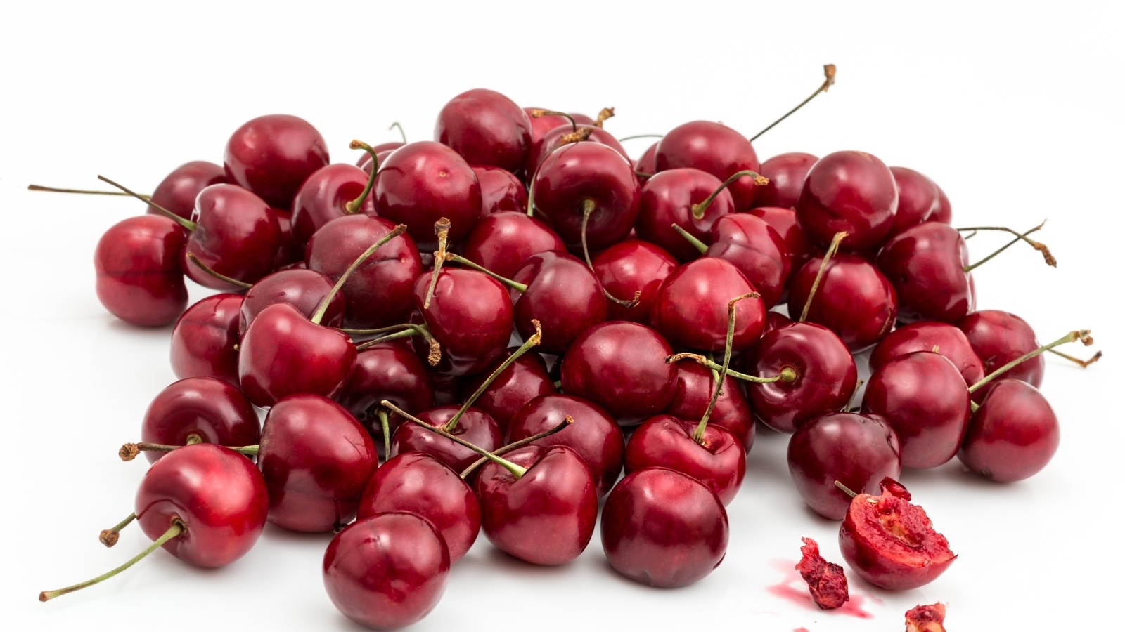 Ягоды черешни на белом фоне крупным планом