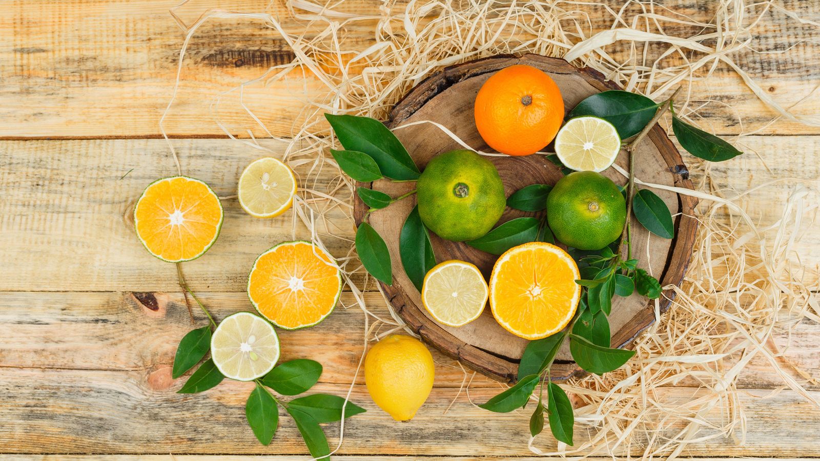 Цитрусовые кислые фрукты на столе