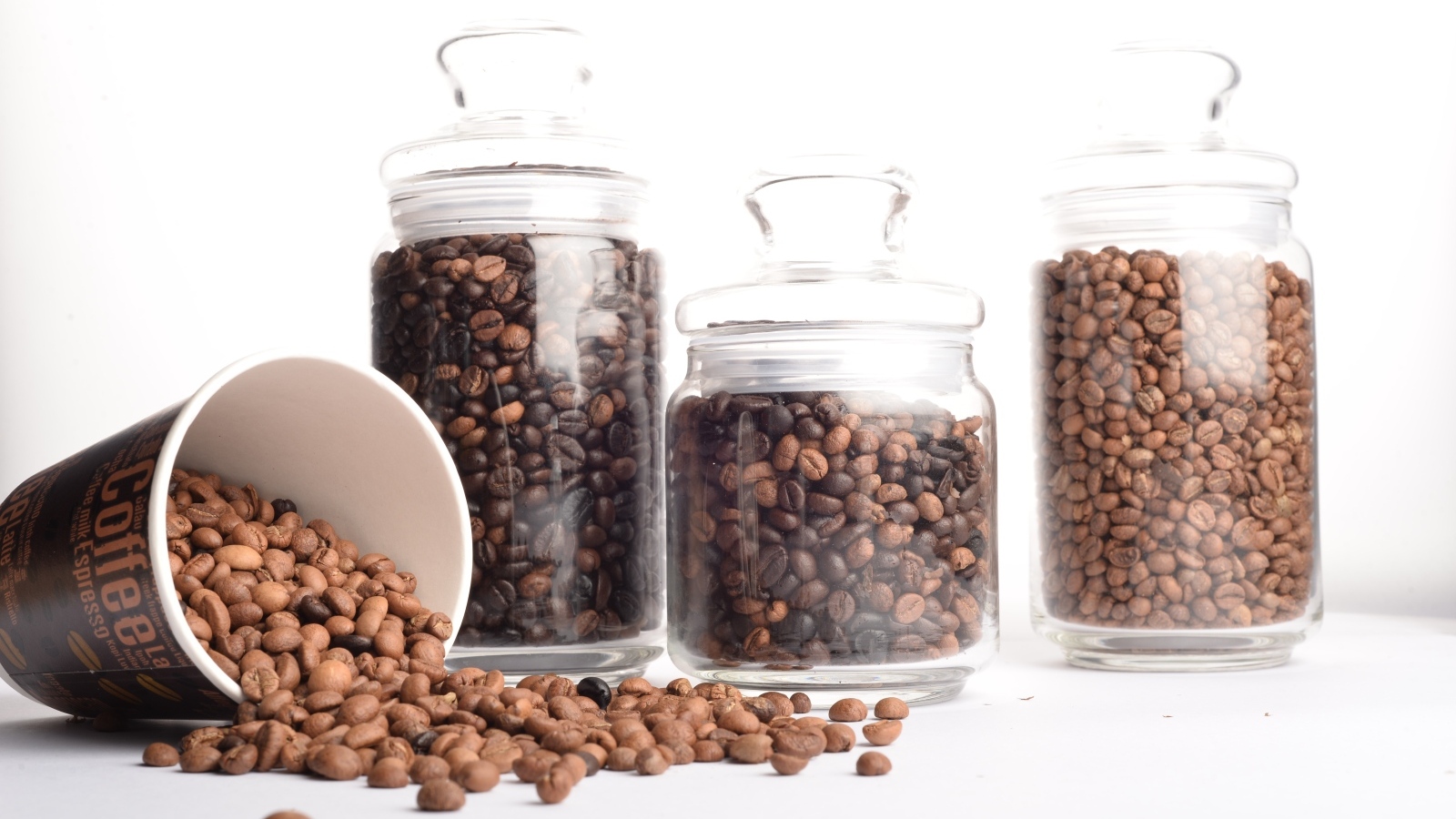 Стеклянные банки с жареными кофейными зернами