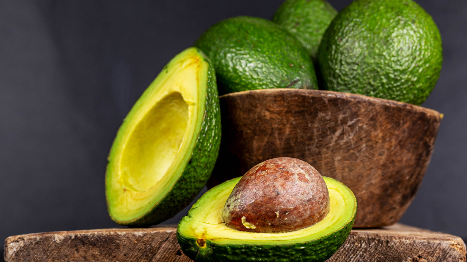 Зеленый авокадо на столе