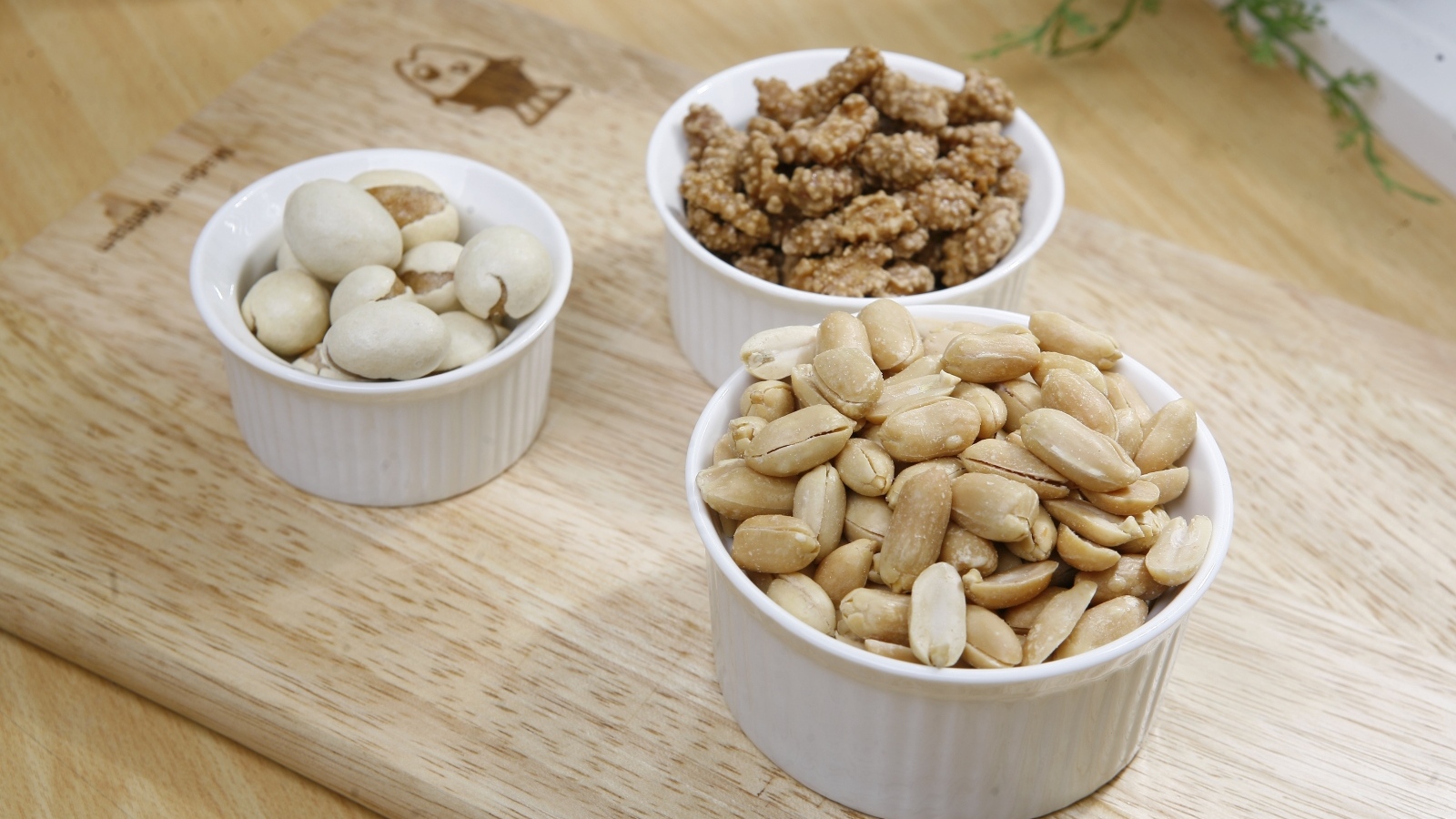 Орехи в белой посуде на доске